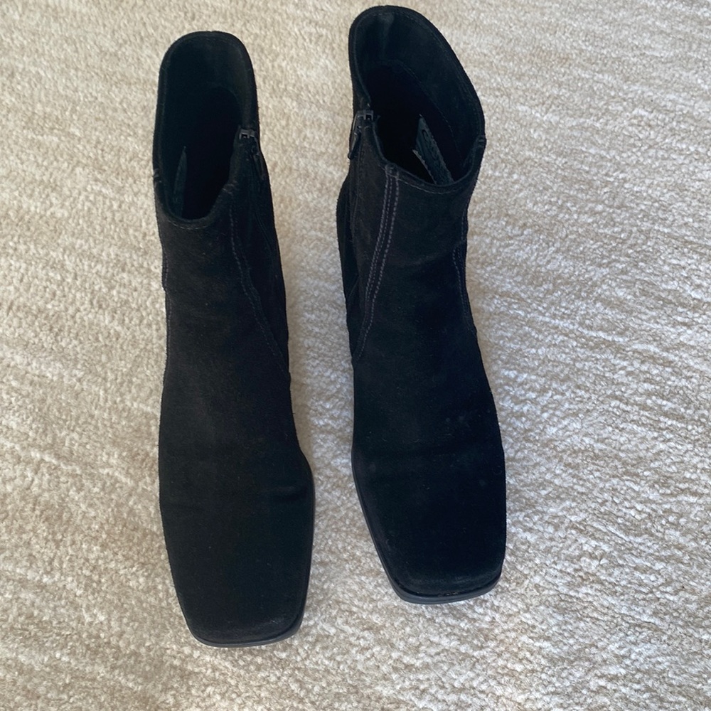 La Canadienne Jilda black suede boots. Size 8.5 Good condition. Pet free home.
